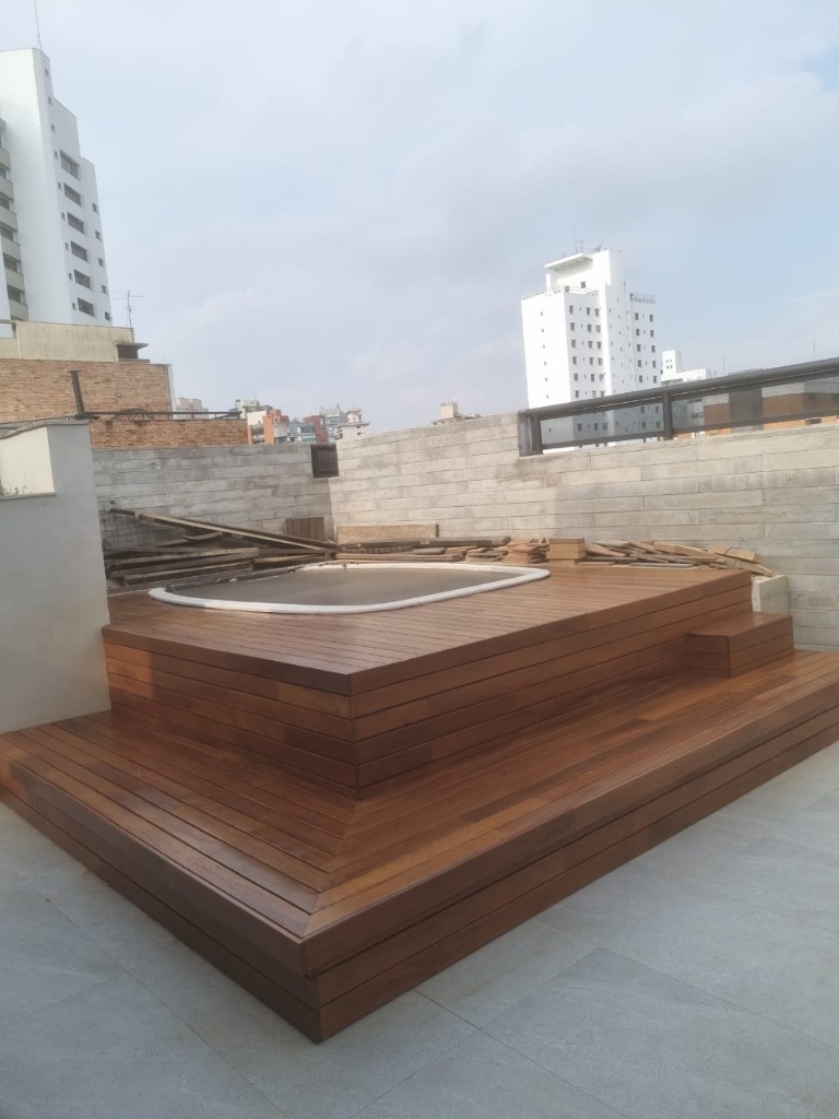 Deck elevado em madeira para hidromassagem em terraço de cobertura