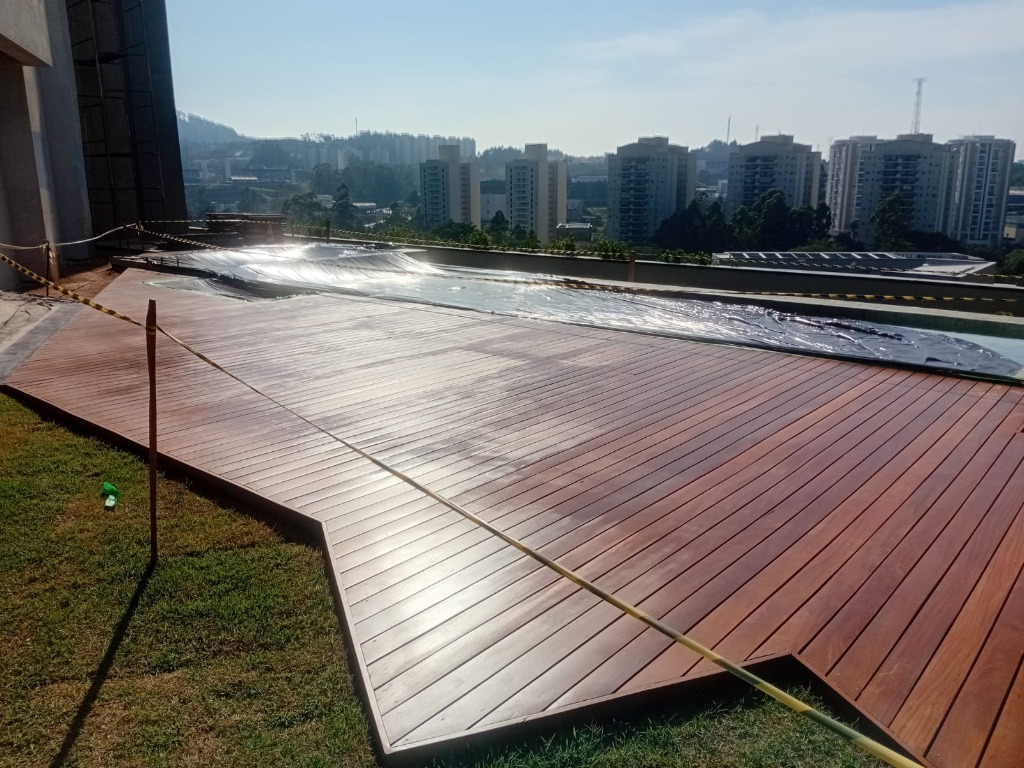 Deck de madeira maciça em área de piscina com vista panorâmica
