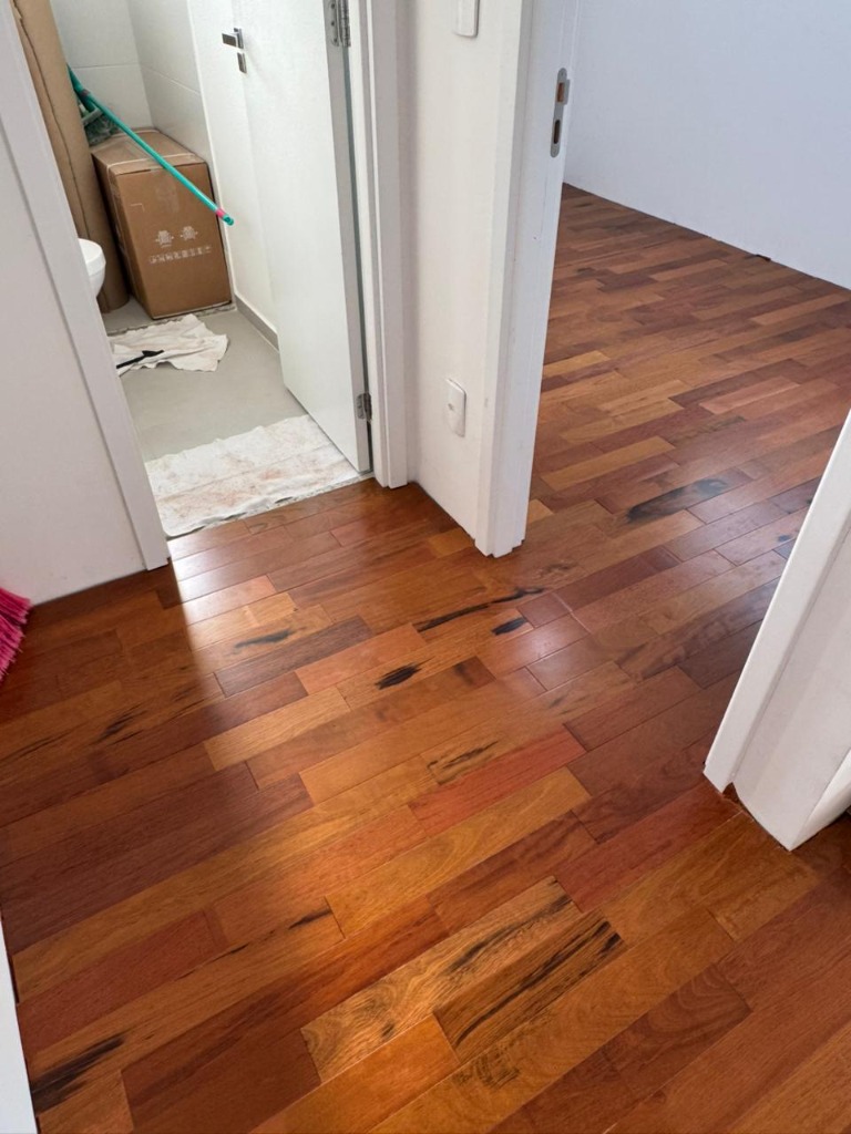 Detalhamento de instalação de piso de madeira em corredor residencial