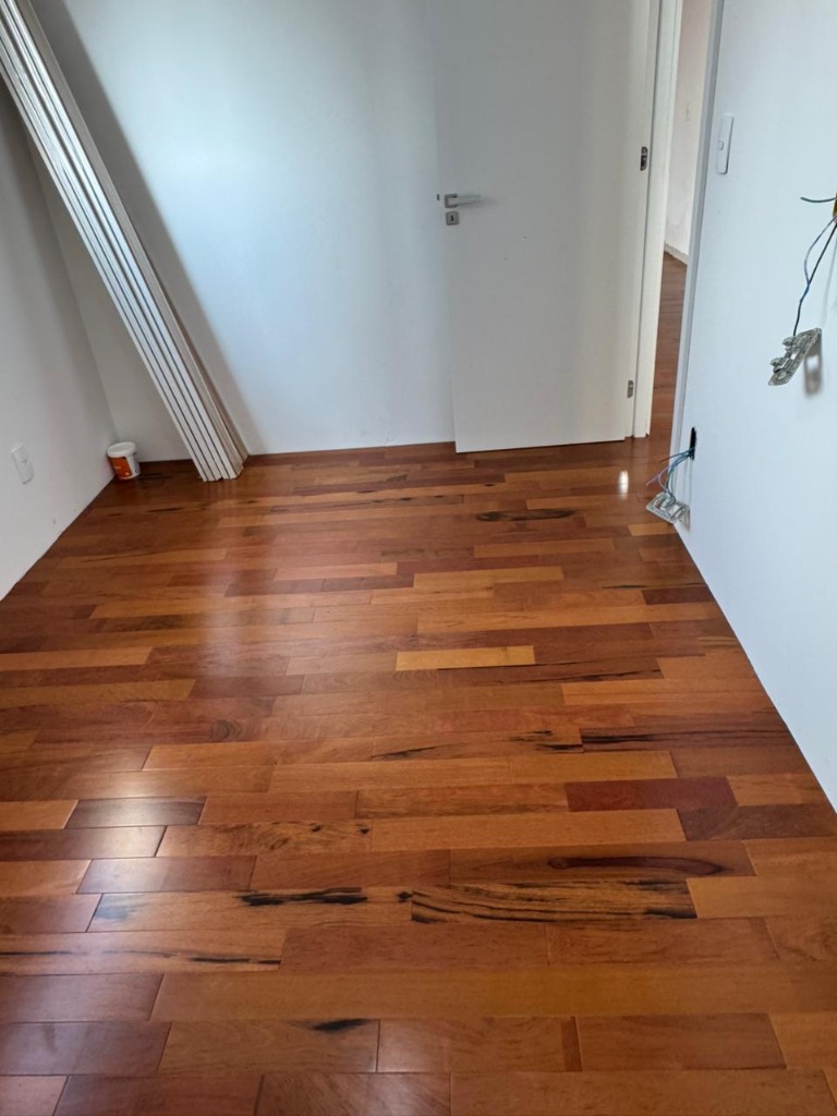 Piso de madeira maciça em réguas aconchegantes em dormitório